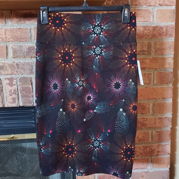 🔥BOGO🔥 NWT Lularoe Cassie Pencil Skirt - Picture 1 of 3